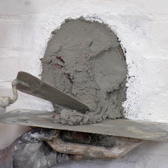 Luk hul efter brændeovn: Fyld et tykt lag mørtel på Luk hul efter brændeovn: Fyld et tykt lag mørtel på